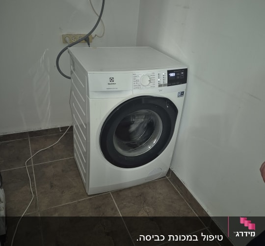 מכונת כביסה לבנה עם צג דיגיטלי וחיבורים